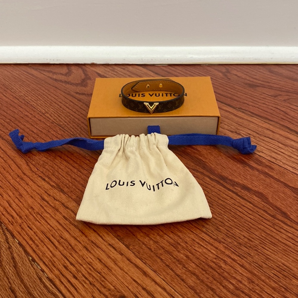 Louis Vuitton ESSENTIAL V BRACELET